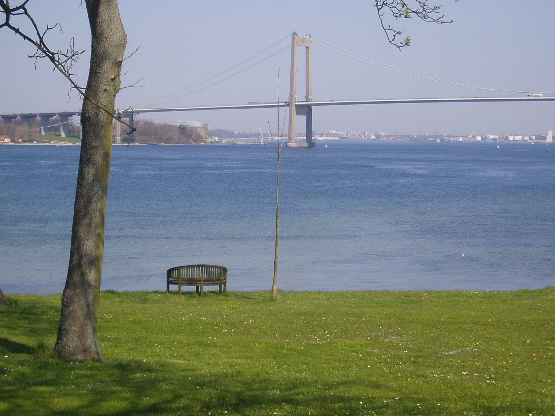 Udsigt over Lillebælt fra haven hos Ringgården i Middelfart